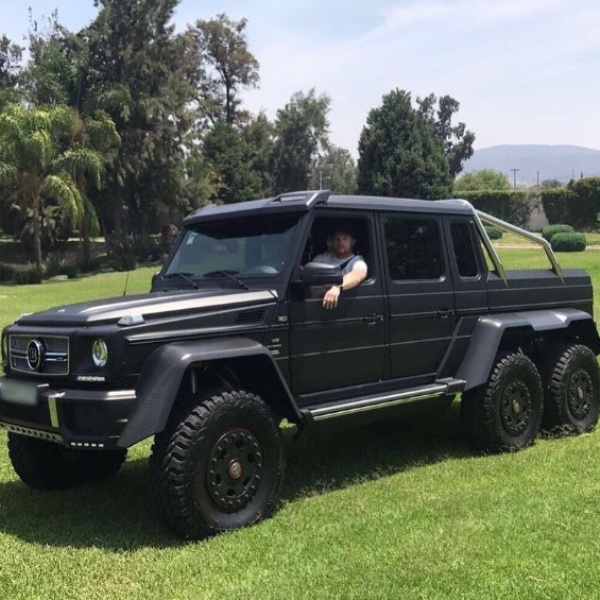 Соперник Головкина «Канело» прокатился верхом на лошади для сюжета HBO