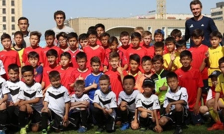  Фото и видео с мастер-класса игроков «Астаны» для воспитанников столичной СДЮШОР №8 