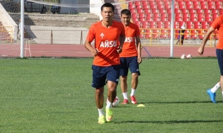 Фоторепортаж с вечерней тренировки «Ордабасы» перед вылетом в Боснию