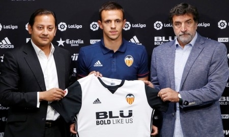 «Валенсия» представила экс-полузащитника «Астаны» Максимовича