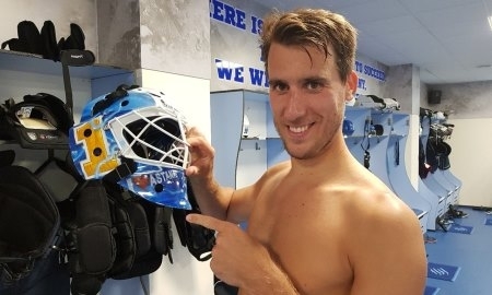 Вратарь «Барыса» показал новые щитки и шлем