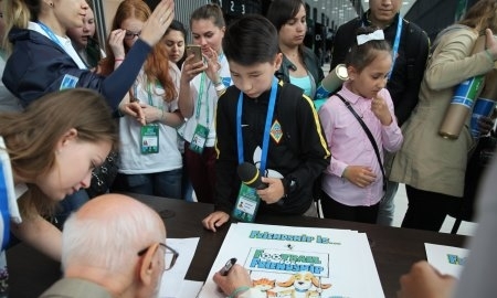 Художник Эспри подписал плакат для «Кайрата»