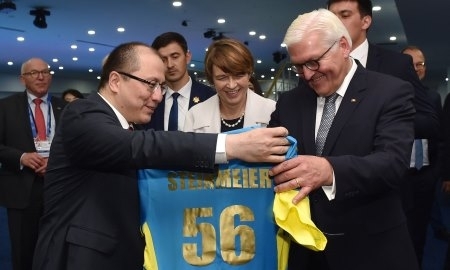 Президенту ФРГ вручили футболку «Астаны»