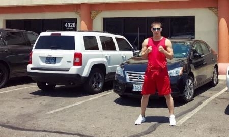 Кожамбердиев готовится к дебюту на профи-ринге в зале Мэйвезера