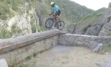 Гонщик «Астаны» проехал по перилам моста в Бриансоне