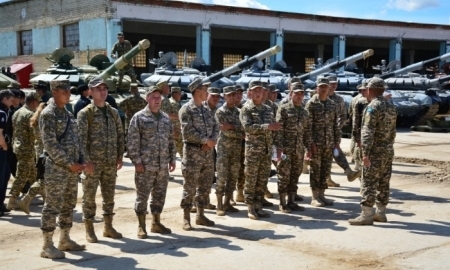 Казахстанские танкисты готовятся к соревнованиям по танковому биатлону в Алабино