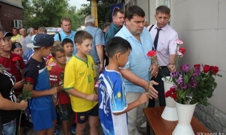Хоккейная общественность Усть-Каменогорска почтила память Бориса Александрова