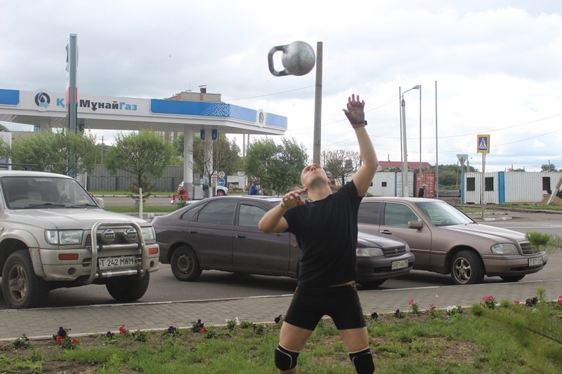 Человек гиря. Гиря падает. Упал с гирей. Огромная гиря. Падает гиря гиф анимация.