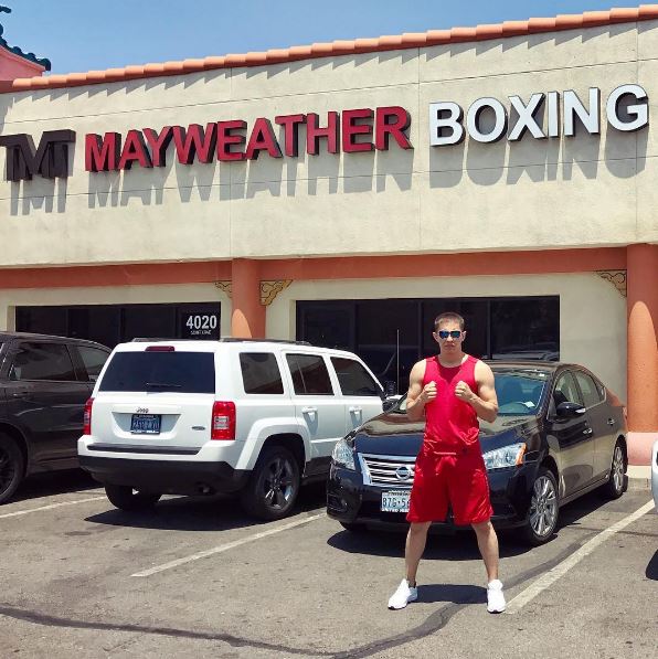 Кожамбердиев готовится к дебюту на профи-ринге в зале Мэйвезера