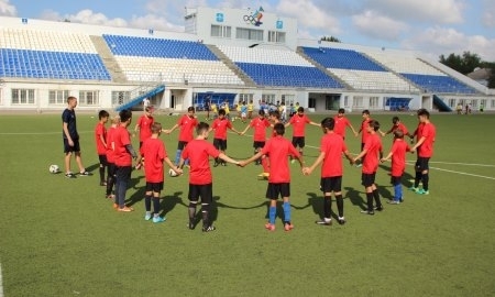 Юные футболисты «Акжайыка» получили экипировку от УЕФА