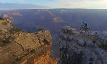 Витторио Брумотти в форме «Astana Pro Team» исполнил жуткие трюки в Гранд-Каньоне