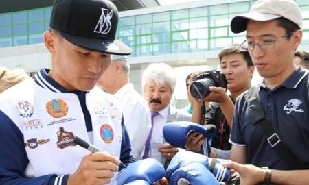 Преданные поклонники и журналисты встречали Каната Ислама в аэропорту Астаны