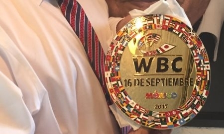 Президент WBC показал часть специального пояса для победителя боя Головкин — Альварес