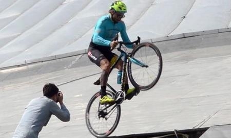 Известный велокаскадер осуществил опасные трюки на «Хан Шатыре»
