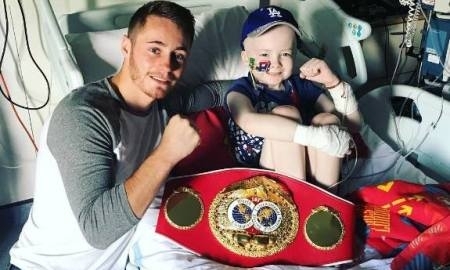 Соперник Жакиянова навестил мальчика больного раком