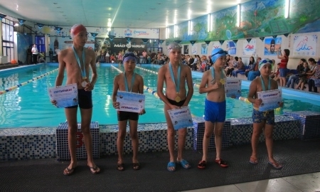 Более тысячи алматинских детей бесплатно обучились плаванию