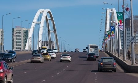 Знаменитый велокаскадер шокировал своей ездой по арке моста в Астане 