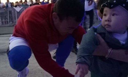 Канат Ислам перерезал путы ребенку своего фаната