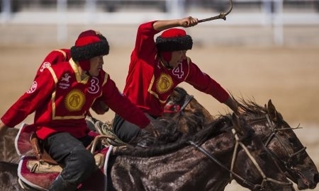 Кыргызстанская команда сыграет на чемпионате мира по кокпару с подкованными лошадьми
