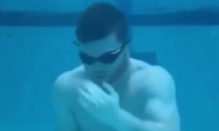 «Канело» готовится к бою с Головкиным под водой