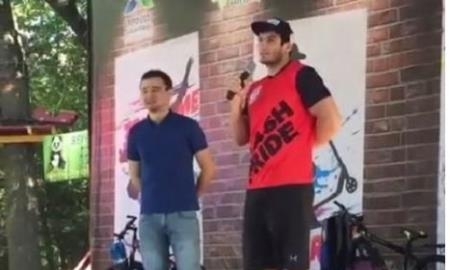 Бойцы ММА встретили участников велопробега в Алматы