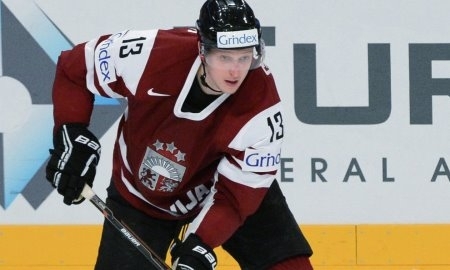 Хоккеист рижского «Динамо» сломал ногу во время матча КХЛ с «Барысом»