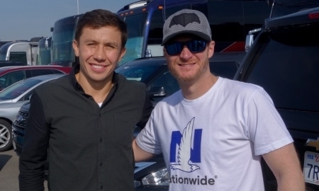 Гонщик NASCAR призвал не ставить крест на боксе и ждать боя Головкин — Альварес