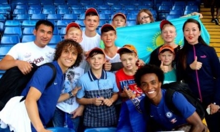 Футболисты «Челси» встретились с воспитанниками карагандинского детдома