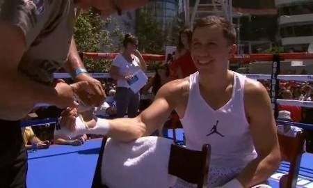 Головкин на открытой тренировке в Лос-Анджелесе поговорил по-испански