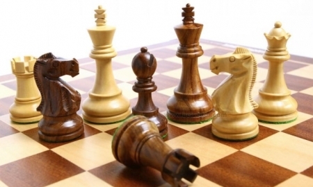 В Астане под открытым небом прошел сеанс игры в шахматы