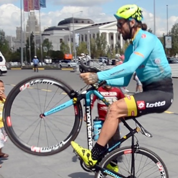 Известный велокаскадер осуществил опасные трюки на «Хан Шатыре»