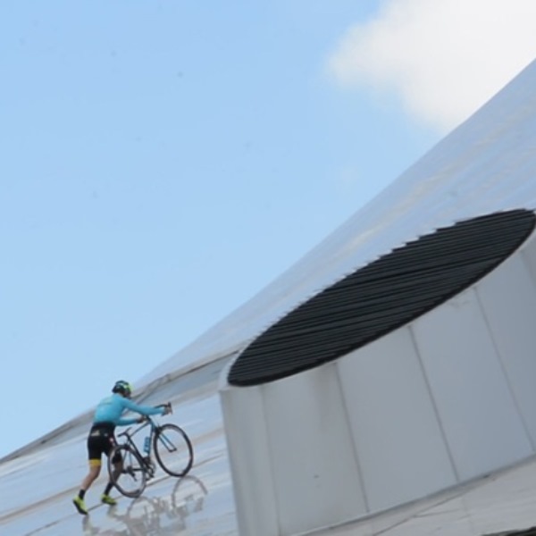 Известный велокаскадер осуществил опасные трюки на «Хан Шатыре»