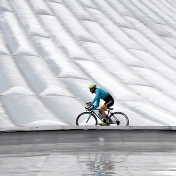 Известный велокаскадер осуществил опасные трюки на «Хан Шатыре»