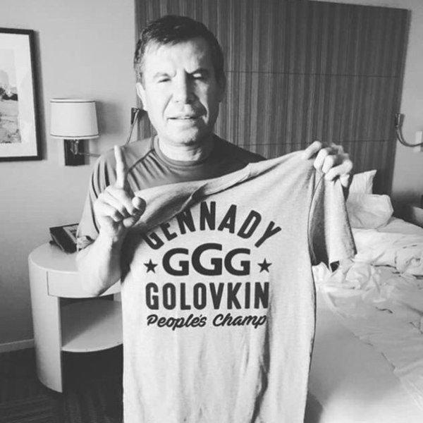 Легендарный Чавес-старший показал футболку «GGG народный чемпион»