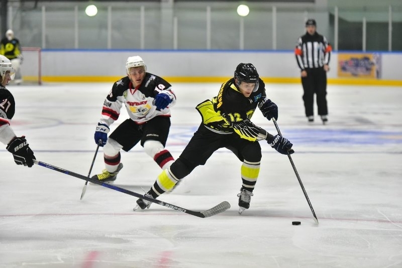 Горняк рудный хоккей. Форма горняка хоккей. Хоккейная команда горняк рудный. Владимир крамарь хоккей сарыарка. Кхл плей-офф 2022.