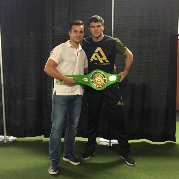 Фото и видео после титульного боя Ахмедова с Хиллом-младшим