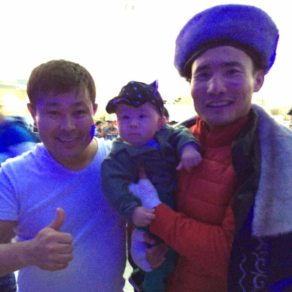 Канат Ислам перерезал путы ребенку своего фаната