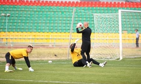 Видео около матча Премьер-Лиги «Атырау» — «Кайрат» 0:1