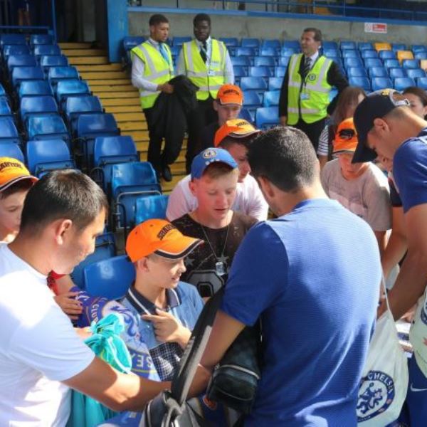 Футболисты «Челси» встретились с воспитанниками карагандинского детдома