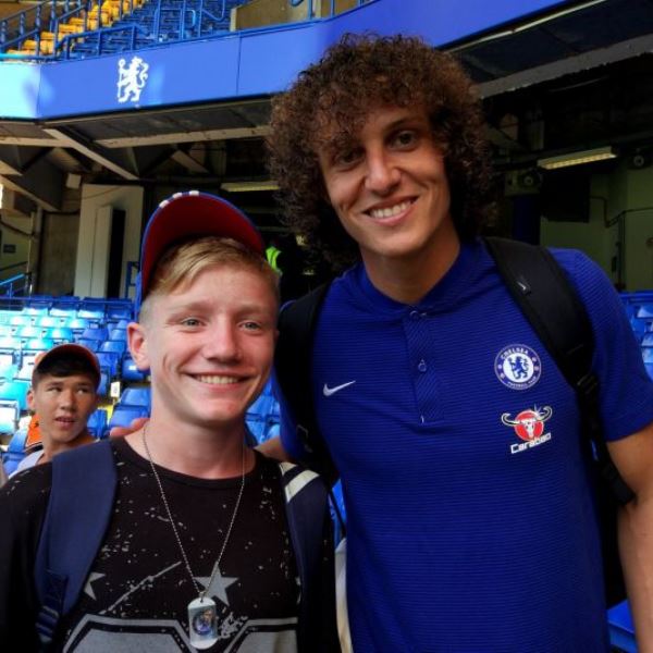 Футболисты «Челси» встретились с воспитанниками карагандинского детдома