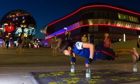 Мировой рекорд по отжиманию на бутылках установил юный казахстанец