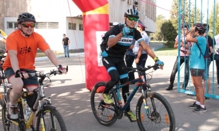 «День знаний» в Алматы отметили массовым велопробегом