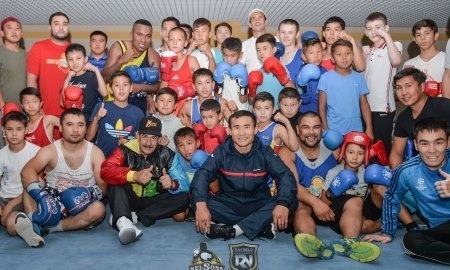 Ислам провел тренировку с юными боксерами