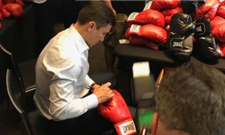 Головкин подписал сотни перчаток для VIP-болельщиков боя с «Канело»