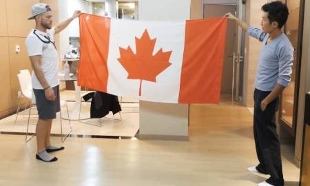 Как казахстанец сопернику Каната Ислама помогал