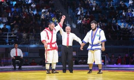 Казахстанский балуан проиграл греку на чемпионате мира по казакша курес