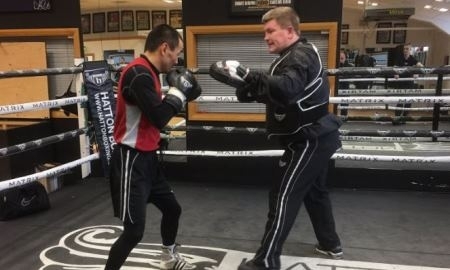 Жакиянов продолжает подготовку к объединительному бою под руководством Хаттона