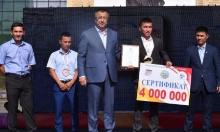 Аким ЮКО вручил чемпиону мира Ералиеву 4 миллиона тенге