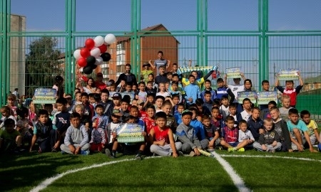 Футболисты «Астаны» приняли участие в открытии поля в поселке Промышленный