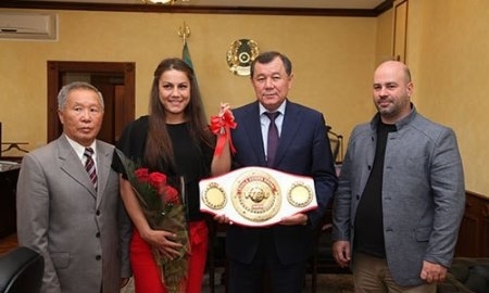 Аким Жамбылской области вручил Шариповой ключи от квартиры